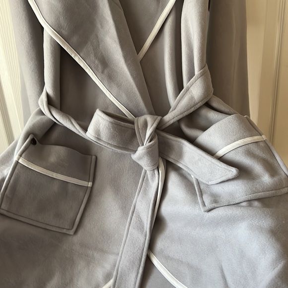 NWOT Soft Surroundings Gray Beyond Soft Robe with white trim, Sz TXL - Picture 3 of 13